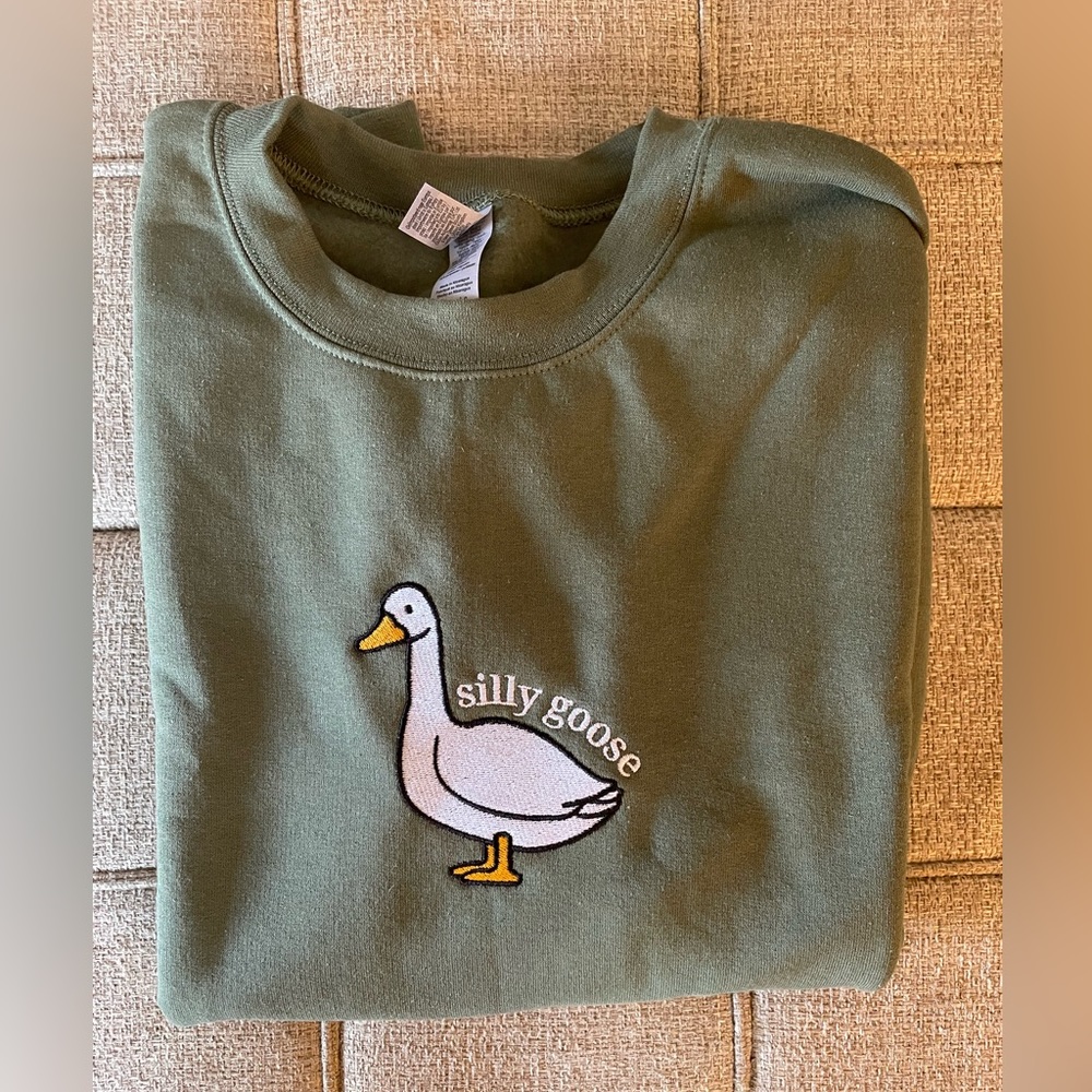 NWOT Gildan “silly goose” sweatshirt/crew neck Size: Large (unisex)